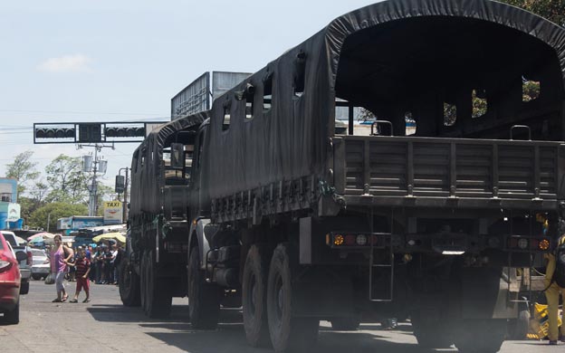 Dos muertos y 26 heridos tras volcarse un camión de la Guardia Nacional en Aragua