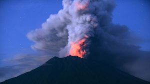 Cierra el aeropuerto internacional de Bali por una erupción volcánica