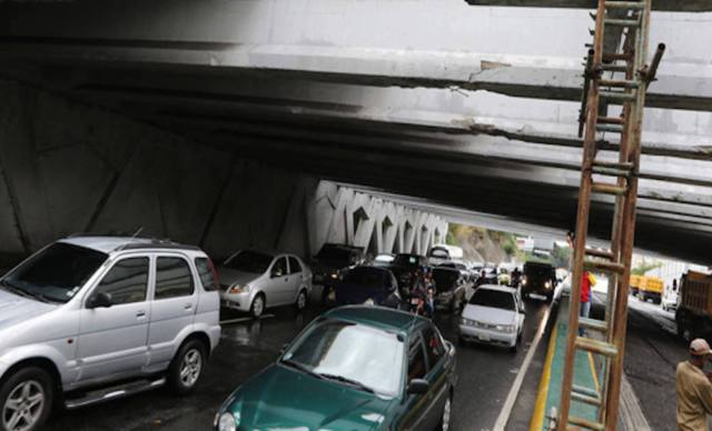Carlos Osorio, ministro de transporte, anunció que debido a reparaciones restringirán algunas vías del distribuidor Mohedano hasta el 24 de julio. (Foto extraída de El Nacional)