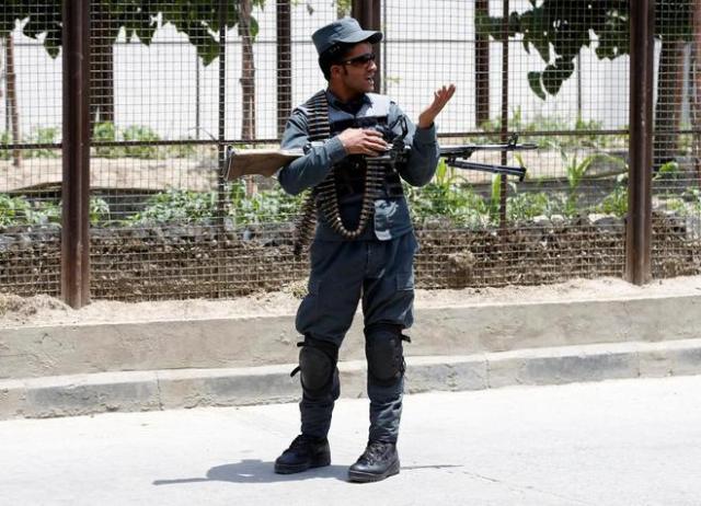 Un policía afgano en el escenario de uno de los últimos ataques suicidas en Kabul, el pasado 4 de junio OMAR SOBHANIREUTERS