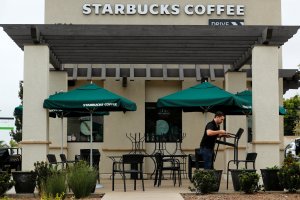 Presidente ejecutivo de Starbucks abandona la compañía