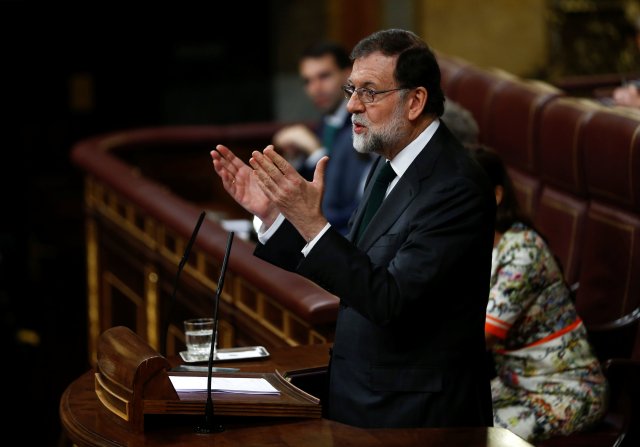 El primer ministro de España, Mariano Rajoy, es aplaudido por los diputados del partido en el Parlamento el último día de una moción de debate sin confianza en Madrid, España, el 1 de junio de 2018. REUTERS / Stringer
