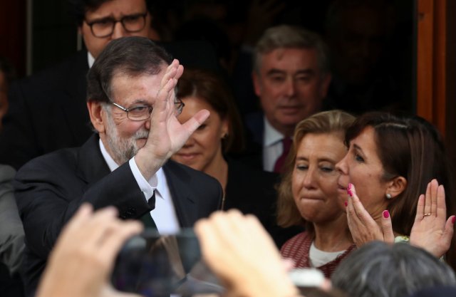 El primer ministro derrocado de España, Mariano Rajoy, agita su cabeza al abandonar el parlamento tras una moción de voto de no confianza en Madrid, España, el 1 de junio de 2018. REUTERS / Sergio Pérez