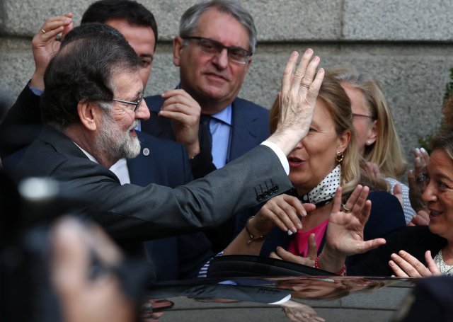 El primer ministro depuesto de España, Mariano Rajoy, es aplaudido cuando abandona el parlamento tras una moción de voto de no confianza en Madrid, España, el 1 de junio de 2018. REUTERS / Sergio Perez