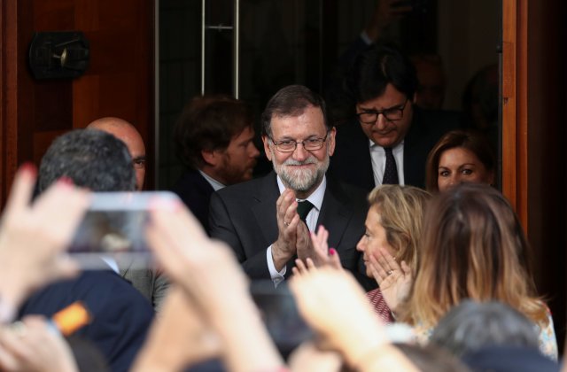 El primer ministro depuesto de España, Mariano Rajoy, es aplaudido cuando abandona el parlamento tras una moción de voto de no confianza en Madrid, España, el 1 de junio de 2018. REUTERS / Sergio Perez