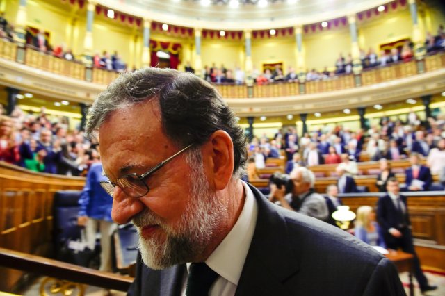 El primer ministro derrocado de España, Mariano Rajoy, deja la cámara después de una moción de voto de no confianza en el parlamento en Madrid, España, el 1 de junio de 2018. Pierre-Philippe Marcou / Pool vía REUTERS