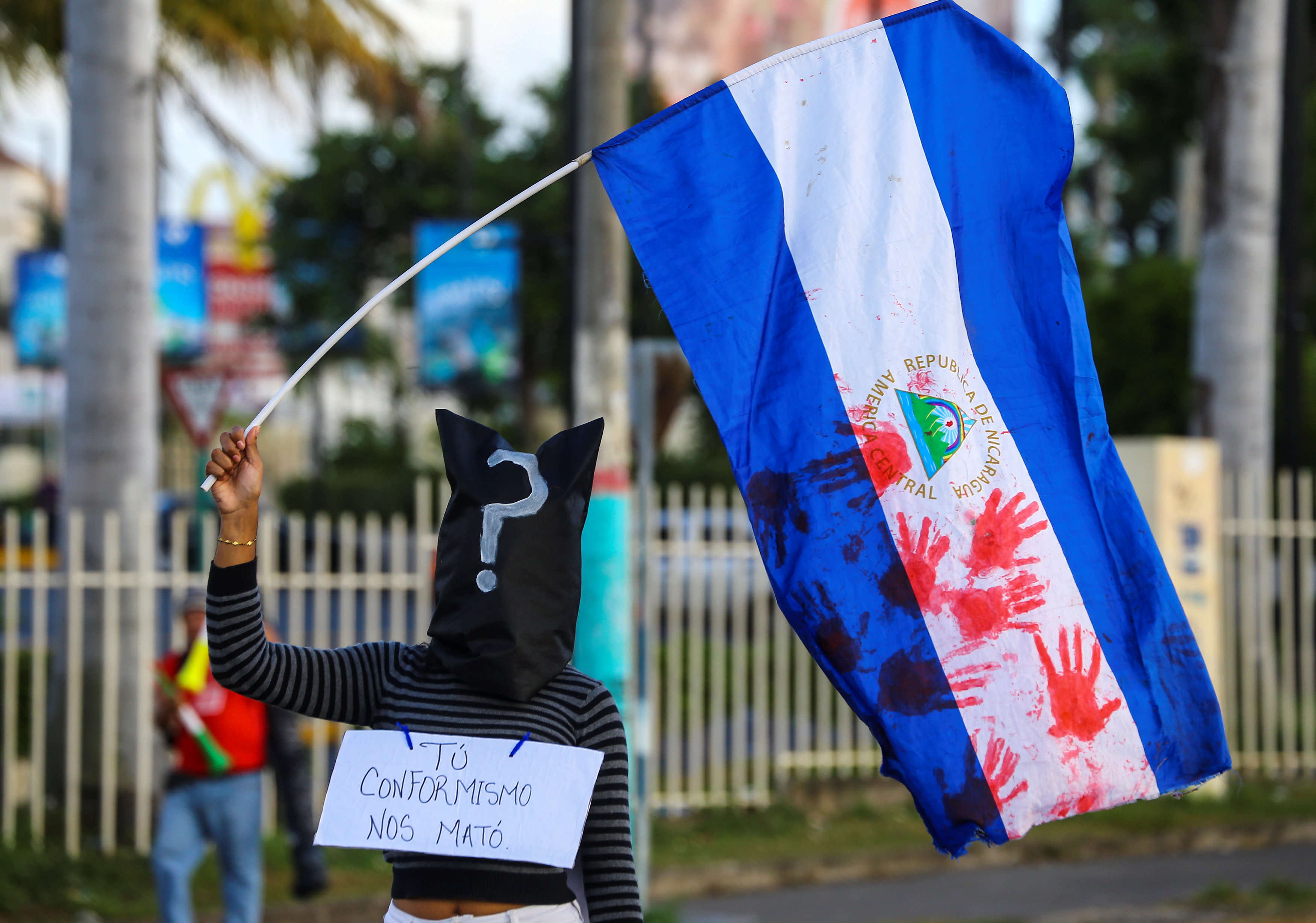 Un policía llora la muerte de su hijo, en medio de la crisis de Nicaragua
