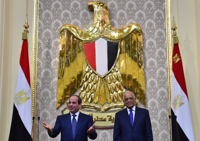 El presidente egipcio Abdel Fattah Al Sisi gesticula junto al portavoz del parlamento egipcio, Ali Abdel Aal, después de la toma de posesión del segundo mandato presidencial, en una ceremonia en la Cámara de Representantes en El Cairo, Egipto, el 2 de junio de 2018 en este folleto, cortesía de la Presidencia egipcia. 