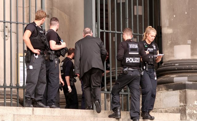 La policía frente al Berliner Dom después de que un policía alemán le disparara a un hombre en la Catedral de Berlín, informaron los medios alemanes en Berlín, Alemania, el 3 de junio de 2018. REUTERS / Fabrizio Bensch
