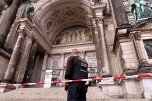 Policía alemana descarta terrorismo en ataque con cuchillo en catedral de Berlín