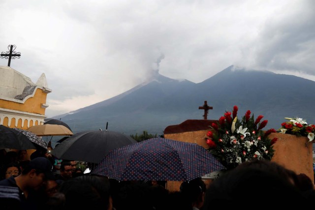 Los deudos y familiares participan en el funeral de Juan Fernando Galindo, miembro de la Coordinadora Nacional de Reducción de Desastres (CONRED), en Alotenango, Guatemala, el 5 de junio de 2018. Según el director ejecutivo de CONRED, Sergio Cabanas, Galindo murió mientras intentaba rescatar a personas durante el Erupción del volcán de Fuego. REUTERS / Jose Cabezas