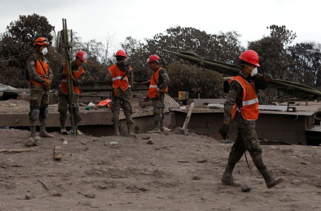 Los equipos de rescate inspeccionan un área afectada por la erupción del volcán Fuego en El Rodeo en Escuintla, Guatemala el 6 de junio de 2018. REUTERS / Carlos Jasso