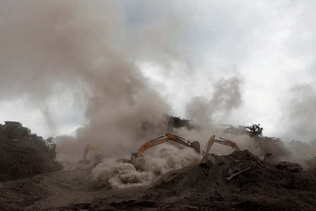 Trabajadores de rescate trabajan con excavadoras en un área afectada por la erupción del volcán Fuego en San Miguel Los Lotes en Escuintla, Guatemala, el 6 de junio de 2018. REUTERS / Carlos Jasso