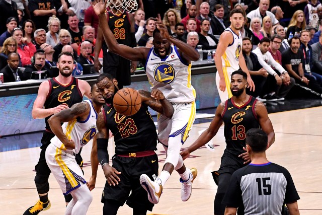 Cleveland, OH, EE. UU .; Golden State Warriors alero Draymond Green (23) y Cleveland Cavaliers alero LeBron James (23) ir por un rebote en el juego tres de las Finales de la NBA 2018 en Quicken Loans Arena. Crédito obligatorio: Kyle Terada-USA TODAY Sports