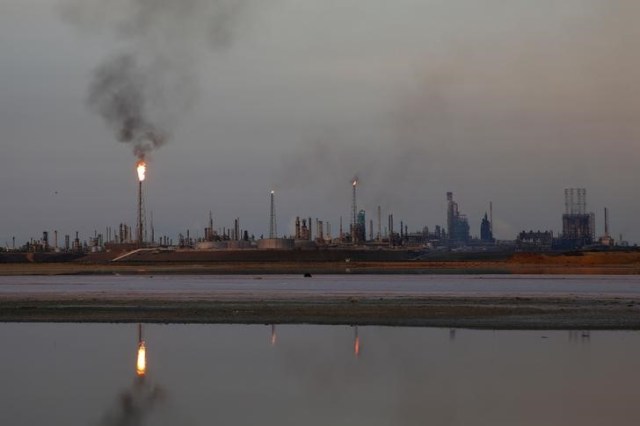 En la imagen de archivo una vista general del complejo de refinería Amuay que pertenece a la petrolera estatal venezolana PDVSA en Punto Fijo, Venezuela 17 de noviembre de 2016. REUTERS / Carlos Garcia Rawlins