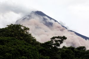 Ordenan inmediata evacuación en Guatemala por nuevo flujo de sedimentos del volcán de Fuego