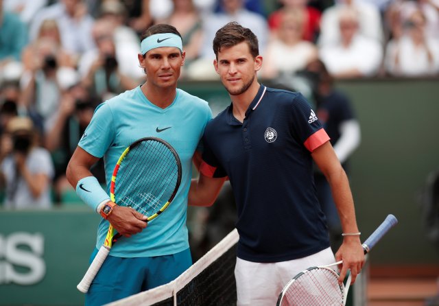 Tenis - Abierto de Francia - Roland Garros, París, Francia - 10 de junio de 2018 Finalistas Rafael Nadal de España y Dominic Thiem de Austria posan para fotos antes del partido REUTERS / Benoit Tessier