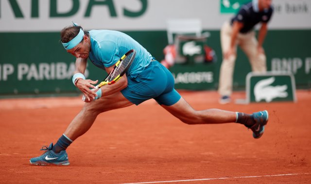 Tenis - Abierto de Francia - Roland Garros, París, Francia - 10 de junio de 2018 Dominic Thiem de Austria golpea el balón para que el español Rafael Nadal gane la final REUTERS / Benoit Tessier