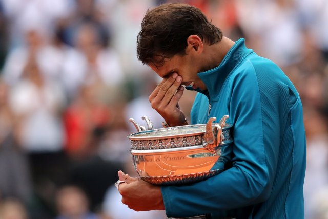 Tenis - Abierto de Francia - Roland Garros, París, Francia - 10 de junio de 2018 Rafael Nadal de España celebra con el trofeo después de ganar la final contra Dominic Thiem de Austria   REUTERS / Pascal Rossignol
