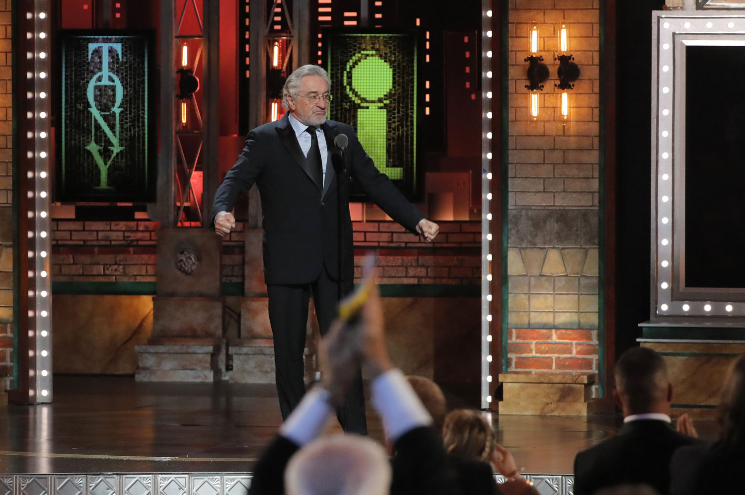 Robert De Niro es ovacionado de pie tras insultar a Trump (video)