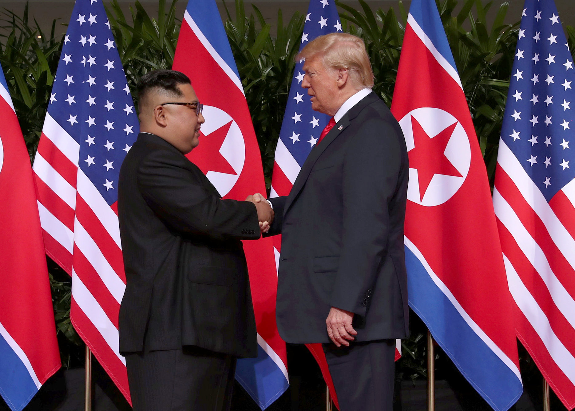 El apretón de manos entre Trump y Kim Jong Un (FOTOS y Video)