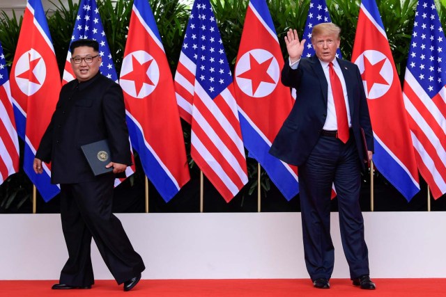 El presidente de EE. UU., Donald Trump, saluda al líder norcoreano, Kim Jong Un, después de su cumbre en el Hotel Capella en la isla Sentosa en Singapur el 12 de junio de 2018. Susan Walsh / Pool vía Reuters