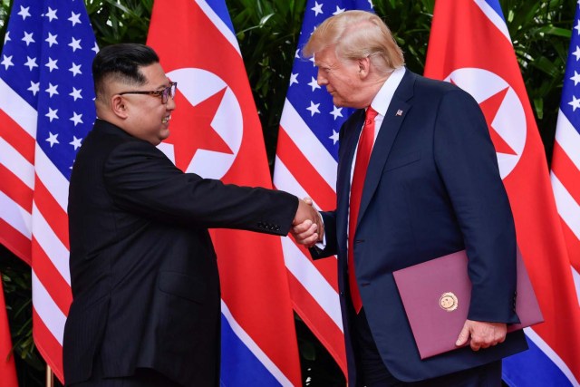El presidente de EE. UU., Donald Trump, saluda al líder norcoreano, Kim Jong Un, después de su cumbre en el Hotel Capella en la isla Sentosa en Singapur el 12 de junio de 2018. Susan Walsh / Pool vía Reuters