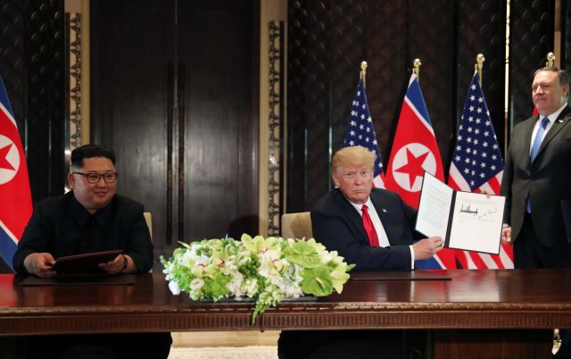 El presidente estadounidense, Donald Trump, muestra el documento, que él y el líder norcoreano Kim Jong Un firmaron reconociendo el progreso de las conversaciones y prometieron mantener el impulso, después de su cumbre en el Hotel Capella en la isla Sentosa en Singapur el 12 de junio de 2018. REUTERS / Jonathan Ernst