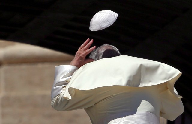  El Papa Francisco pierde su gorra del cráneo durante la audiencia general del miércoles en la plaza de San Pedro en el Vaticano, el 13 de junio de 2018. REUTERS / Tony Gentile