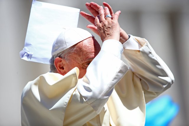 El Papa Francisco trata de atrapar una carta arrojada por la audiencia, durante la audiencia general del miércoles en la plaza de San Pedro en el Vaticano, el 13 de junio de 2018. REUTERS / Tony Gentile