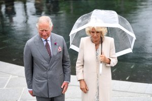 El príncipe Carlos homenajea a las víctimas del atentado de Omagh