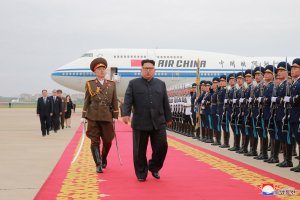 Kim Jong Un aterriza en China para informar a Xi de su reunión con Trump