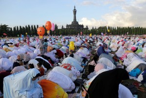Millones de musulmanes celebran el fin del Ramadán en Indonesia (Fotos)