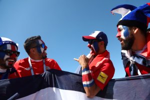 La FIFA impone multas a México y Serbia por la actitud de sus aficionados