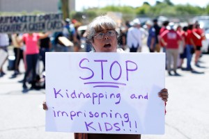 Nueva York recibe niños inmigrantes y anuncia demanda contra gobierno de Trump