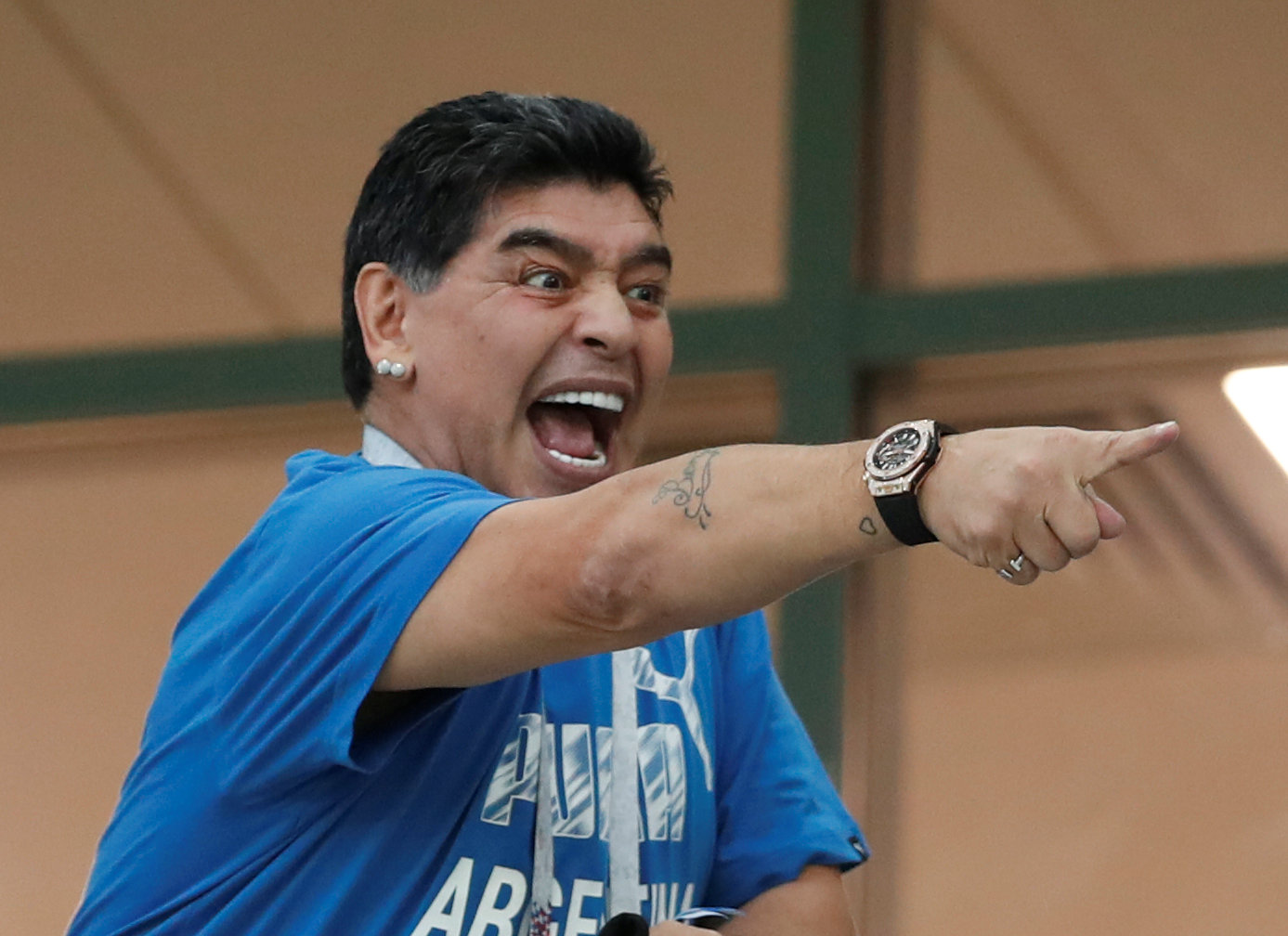 Maradona se metió a pastelero y ahora se cuadró con este equipo (VIDEO)