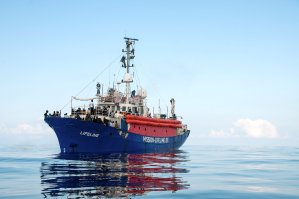 Malta permite al barco de ONG Lifeline entrar en sus aguas para resguardarse