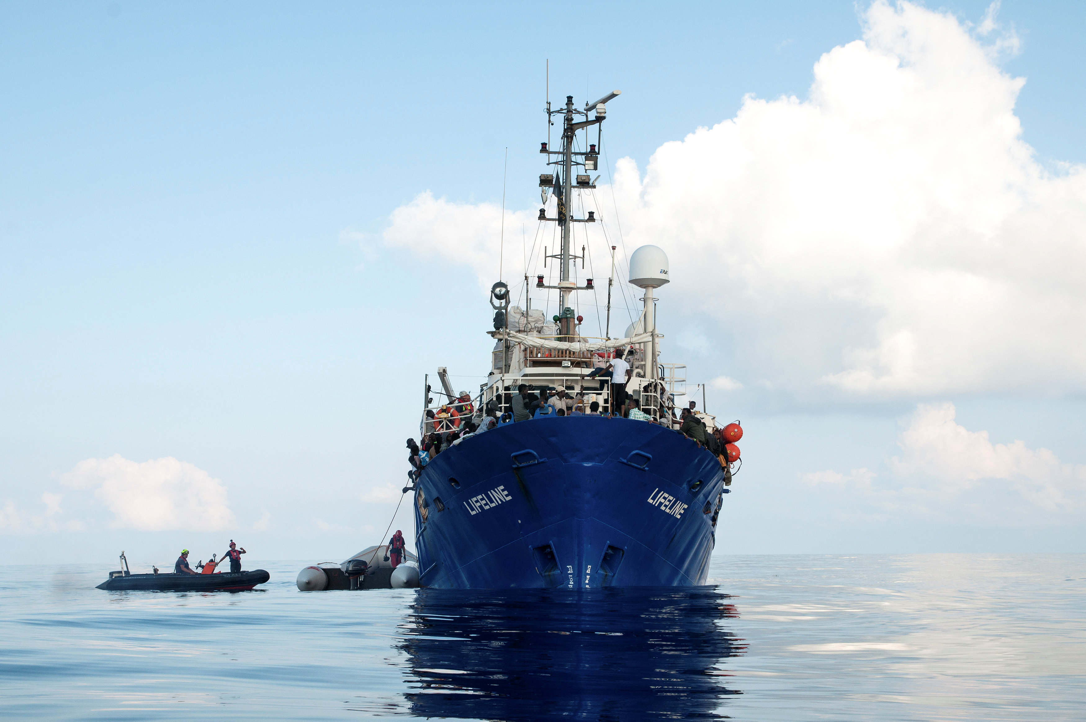 Barco de la ONG Lifeline sigue en el mar y tiene provisiones hasta el lunes