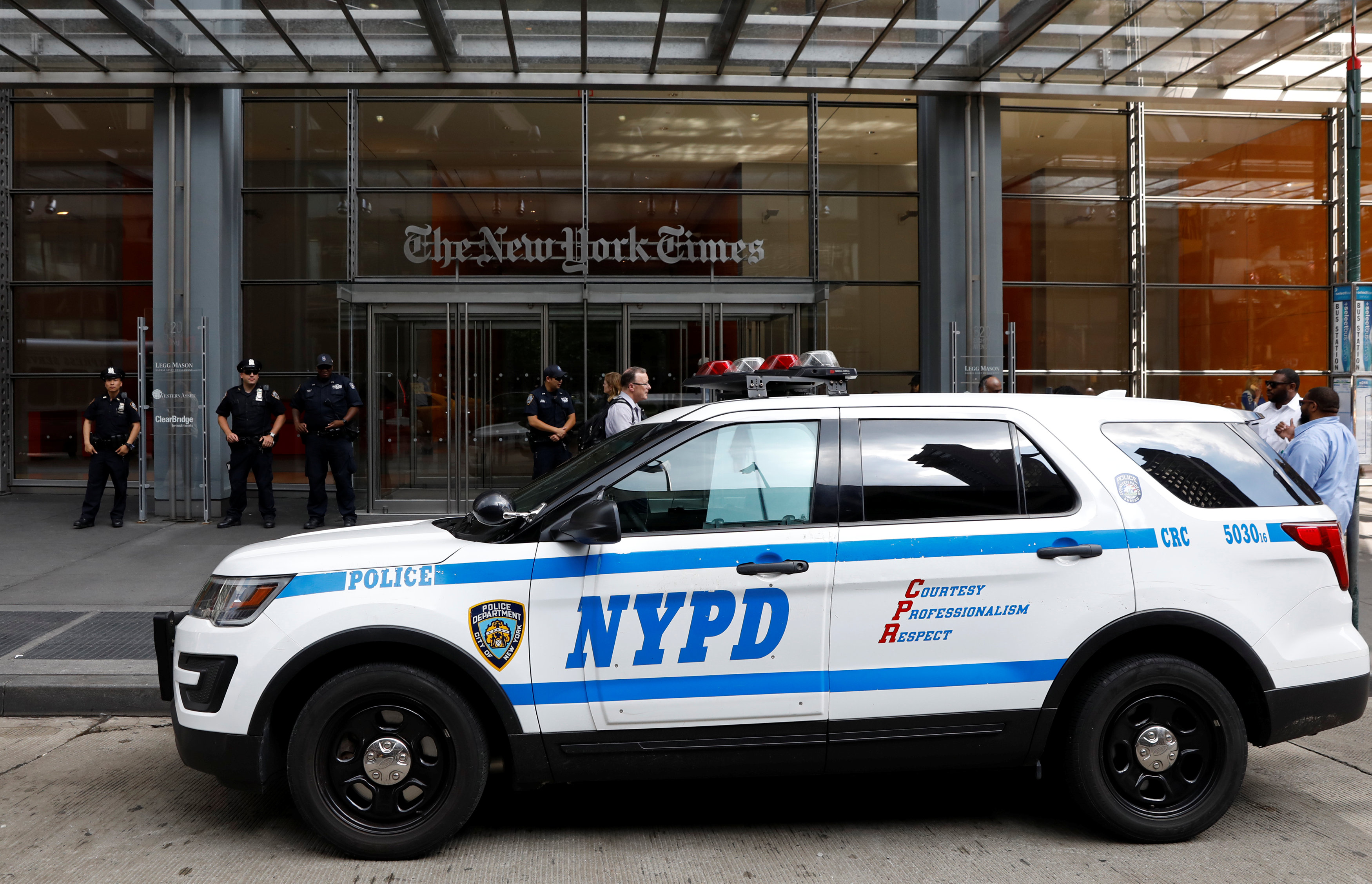 Sindicato de policías de Nueva York amenazó con demanda si les exigen vacunas