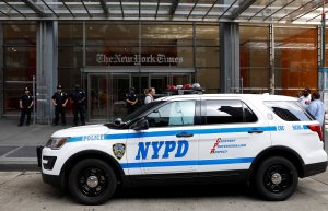 Tras el tiroteo en Annapolis, policías reforzaron la seguridad en los diarios y canales de televisión de Nueva York y Los Ángeles