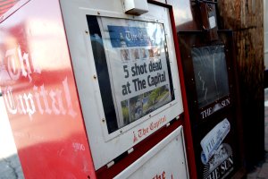 Acusan de cinco cargos de asesinato al atacante del periódico de EEUU