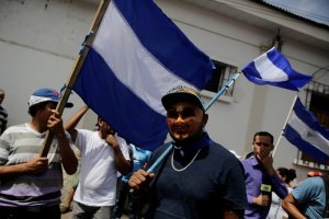 Hombre que vendía banderas a opositores en Nicaragua es condenado a cinco años