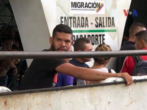 Venezolanos hacen cola para entrar a puesto de control migratorio colombiano este #3Jun (Fotos)