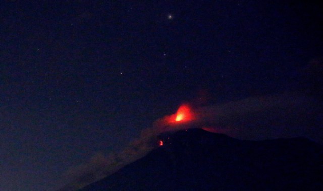 Vista del Volcán de Fuego durante la que sería la segunda erupción del 2018 y la más fuerte de los últimos años, EFE/Esteban Biba 