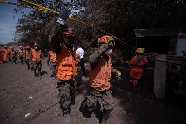ACOMPAÑA CRÓNICA: GUATEMALA VOLCÁN - GU3004. EL RODEO (GUATEMALA), 06/06/2018.- Rescatistas del ejército salen hoy, miércoles 6 de junio de 2018, de la zona del desastre en el Rodeo, departamento de Escuintla (Guatemala), causado por el volcán de Fuego el domingo pasado. El 3 de junio de 2018 no fue un domingo cualquiera. La muerte sorprendió a muchas familias guatemaltecas reunidas en sus hogares por ser, normalmente, día de descanso, pues la potente erupción del volcán de Fuego los dejó atrapados en sus viviendas y ya suman oficialmente 84 fallecidos. EFE/Santiago Billy