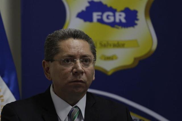 El fiscal general de El Salvador, Douglas Meléndez, habla en una conferencia de prensa hoy, viernes 8 de junio de 2018, en San Salvador (El Salvador).