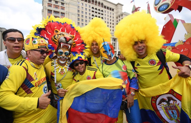 Los fanáticos del fútbol colombiano se reúnen cerca de la Plaza Roja en Moscú, Rusia, el 13 de junio de 2018. Rusia enfrentará a Arabia Saudita en el partido inaugural de la Copa Mundial de la FIFA 2018, el grupo A preliminar partido de fútbol redondo el 14 de junio de 2018. (Mundial de Fútbol, Arabia Saudita, Abierto, Moscú, Rusia) EFE / EPA / FACUNDO ARRIZABALAGA