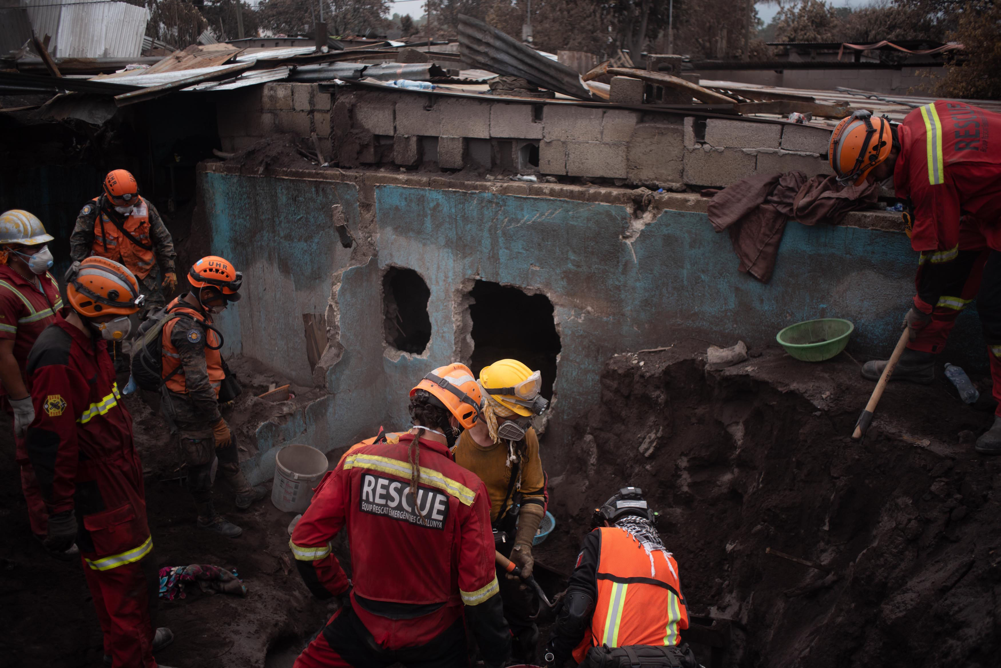 Identifican a 10 víctimas del volcán en Guatemala y bajan a 319 desaparecidos