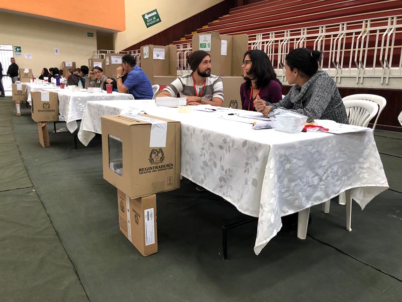 Cierran las mesas de votación en histórica segunda vuelta en Colombia