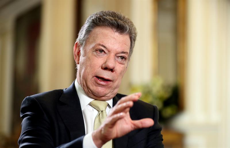 Juan Manuel Santos deja el poder tras lograr la paz a costa de su popularidad